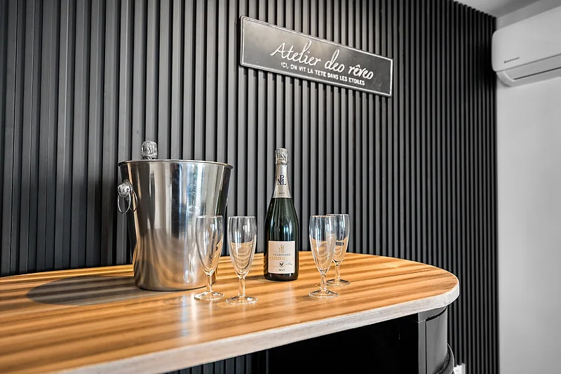 Le bar de la villa, un seau à champagne et des flûtes