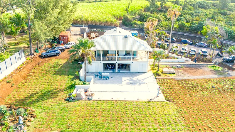 Le bâtiment du domaine et sa pelouse, vus du ciel