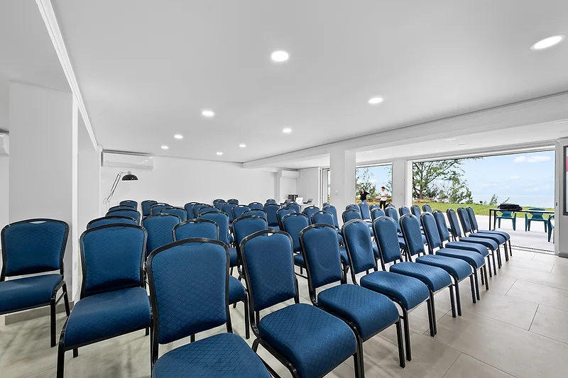 La salle de réception et ses rangées de chaises