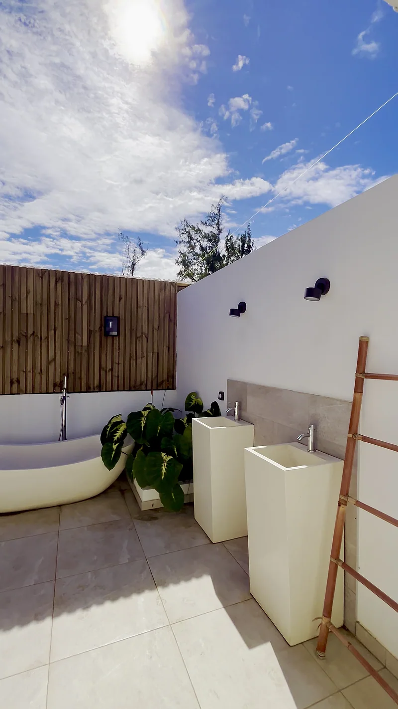 Une salle de bains extérieure de la villa