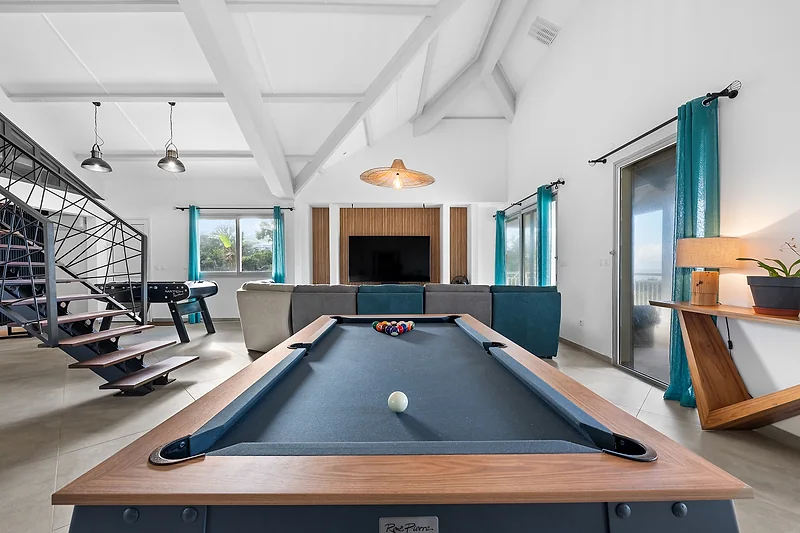 Le séjour de la villa, son billard et sa mezzanine